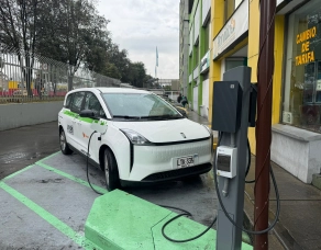 Taxis eléctricos cargando en una electrolinera.