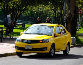 Imagen de un taxi en la calle