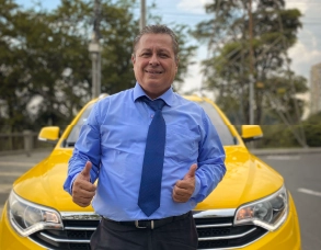 Taxista en Colombia utilizando la aplicación Taxis Libres Conductor en 2024.