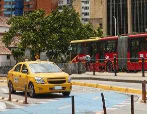 Imagen de personas usando taxis durante el Día sin Carro en Bogotá.