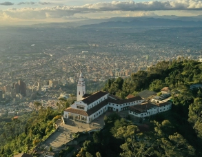  Vista panorámica de Monserrate en Bogotá
